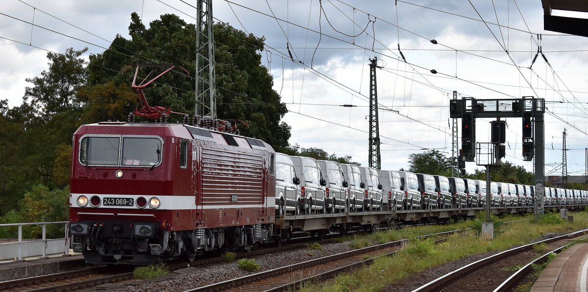 DeltaRail GmbH, Frankfurt (Oder) mit ihrer  243 069-2  (NVR:  91 80 6143 069-3 D-DELTA ) und einem Nutzfahrzeug-Transportzug (fabrikneue VW-Nutzfahrzeuge aus polnischer Produktion) am 11.09.25 Höhe Bahnhof Magdeburg-Neustadt.