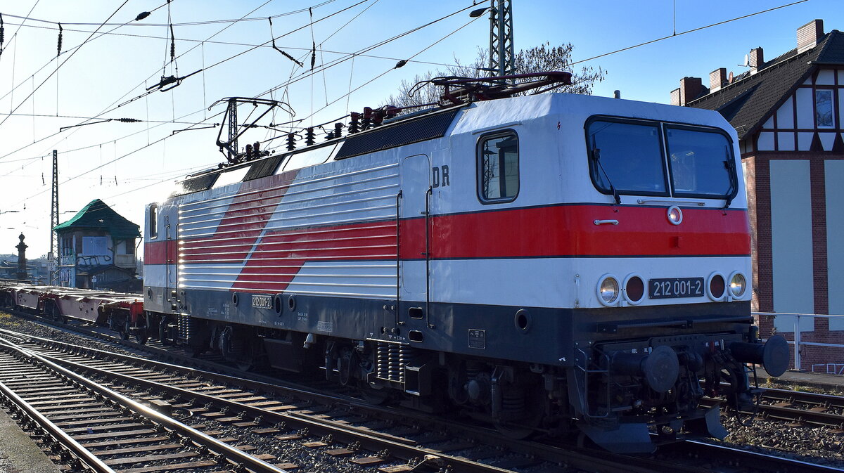 DeltaRail GmbH, Frankfurt (Oder) mit ihrer  212 001-2  (NVR:  91 80 6143 001-6 D-DELTA ) und einem Ganzzug Containertragwagen (leer) am 25.02.26 Durchfahrt Bahnhof Magdeburg-Neustadt.