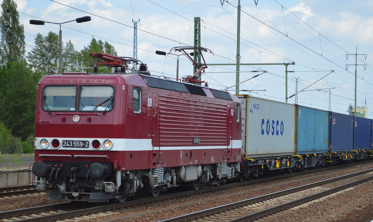 DeltaRail mit 243 559-2 (143 559-3) und Containerzug am 28.06.17 Bf. Flughafen Berlin-Schönefeld.