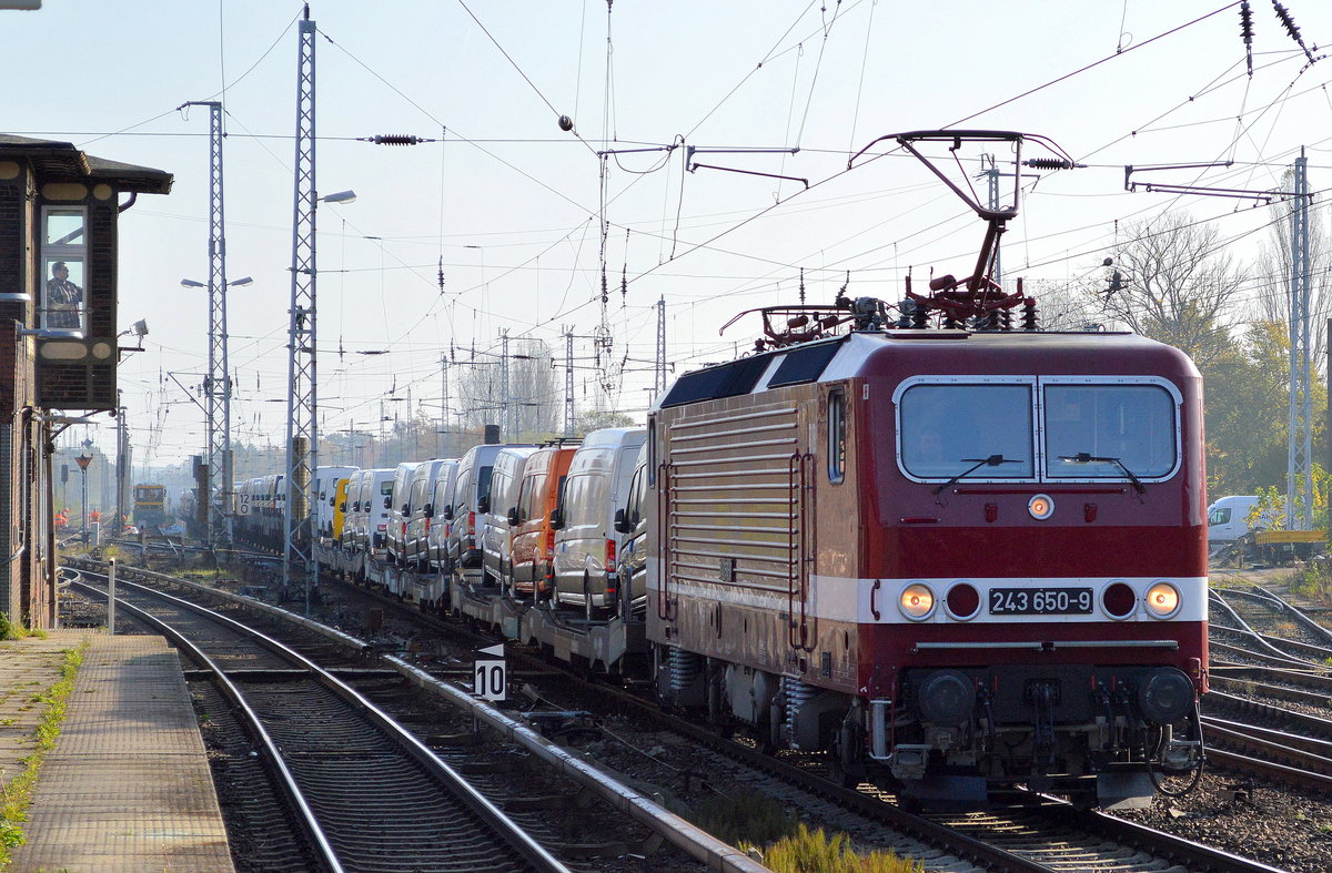 DeltaRail mit ihrer 243 650-9 (143 650-0) und Nutzfahrzeug-Transportzug fabrikneuer VW Crafter aus polnischer Produktion am 20.10.17 Berlin-Köpenick.