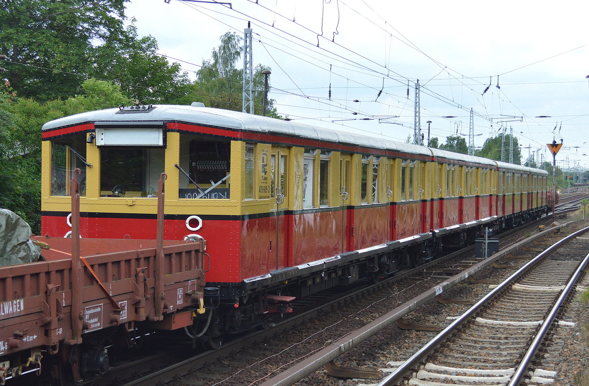 Der ältere S-Bahn Triebzug 475 605-2 wurde am 22.06.16 mit einer hvle 203ér Richtung Erkner überführt, 22.06.16 Berlin-Hirschgarten.