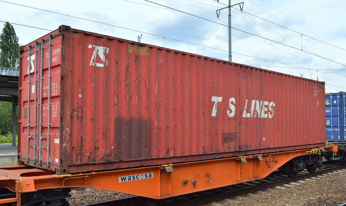 Der asiatische Konzern T.S. Lines LTD mit Stützpunkten in Japan, Indien, Thailand, Taiwan ist ein weltweit operierendes Unternehmen, hier mit einem Container am 23.07.16 Bf. Flughafen Berlin-Schönefeld.