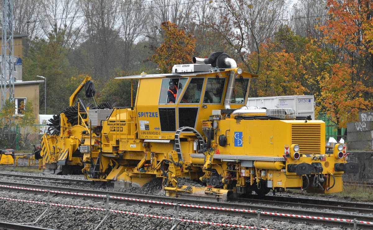 Der Austausch der Gleise hat recht lang gebraucht für die recht kurzen Ausweichgleise gegenüber dem S-Bhf. Berlin-Blankenburg, heute waren endlich eine Gleistopfmaschine und im Bild eine Schnellschotterplaniermaschine im Einsatz um die Bauarbeiten zu beenden. Hier die Schnellschotterplaniermaschine P&T SSP 110 SW (D-SPAG 99 80 94 25 023-5) der Spitzke Logistik am 22.10.14 im Einsatz, ohne Staubentwicklung bei Dauerregen.