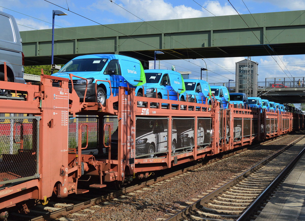 Der britische Energiekonzern British Gas muss mehere 100 VW-Transporter geordert haben f�r ganz Gro�britannien ,da seit Wochen auf den PKW- Transportz�gen aus den VW-Werken in Polen in Massen diese hellblauen VW-Transporter mit Firmenbezeichnung zu beobachten sind, 21.06.16 Berlin-Hohensch�nhausen. PKW-Transportwageneinheit Nr. 23 RIV 87 F-STVA 4363 140-6 Laaers  