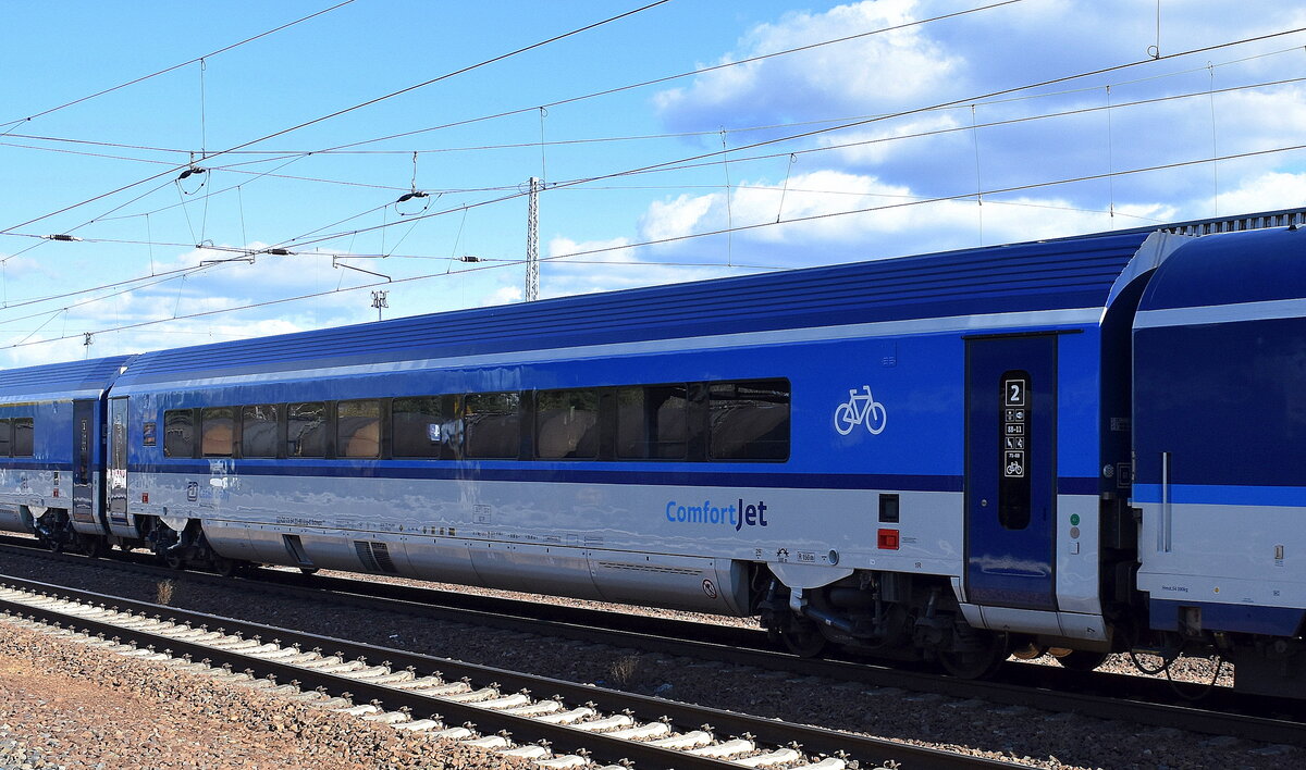 Der ComfortJet ist ein fest gekuppelter und 230 km/h schneller Wendezug der České dráhy (ČD). Hier aus der Garnitur der Wagen mit der Nr. CZ-CD 73 54 20-90 016-0 Bdmpz ??? 2. Klasse Waggon in einem EC aus Prag am 17.03.25 Höhe Bahnhof Schönefeld b. Berlin.