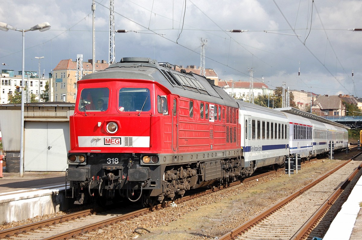 Der EC 1146 aus Warschau f�hrt am Endhaltepunkt Bhf. Berlin-Lichtenberg ein, als Zuglok MEG 318 (232 690-8) am 28.09.13