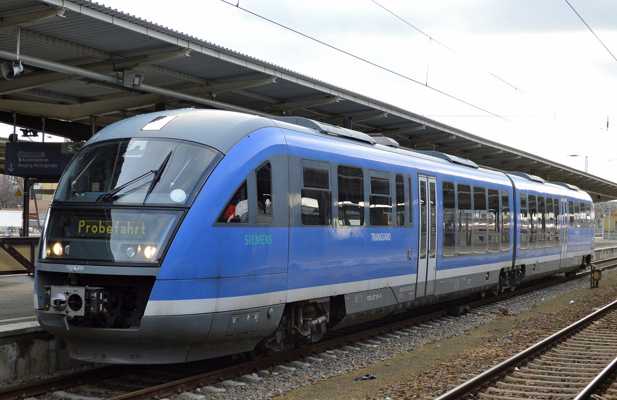 Der ehemalige Desiro-Präsentations Triebzug 642 800-6  TRAINGUARD  von Siemens ist inzwischen bei EBT-EMONS Bahntransporte GmbH registriert und stand überraschend am 27.11.17 abfahrbereit für eine Sonderfahrt? ab Bf. Berlin-Lichtenberg.