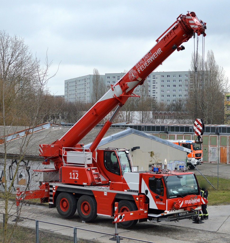 Der Feuerwehrkran 30 (FwK 30) der Berliner Feuerwehr, ein LIEBHERR LTM 1050-6.1 Bj.2010. Hier wird gerade der Umgang mit dem Kran geübt auf dem Gelände der Feuerwache Berlin Marzahn am 23.02.16 