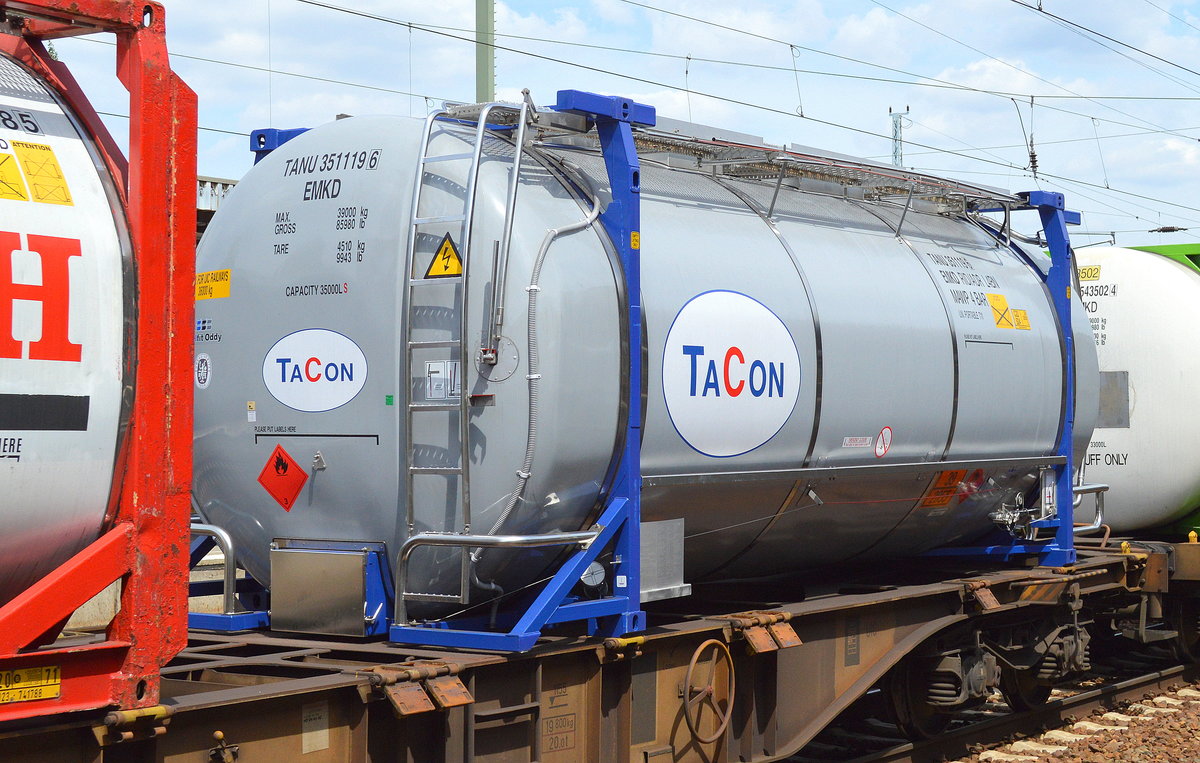 Der glänzt noch wie neu, ein Tankcontainer der Fa. Tankcontainer Leasing, TaCon GmbH, Tankcontainer Vermietung (UN-Nr. 39/2055 = Styrol, monomer, stabilisiert) am 23.07.16 Bf. Flughafen Berlin-Schönefeld.