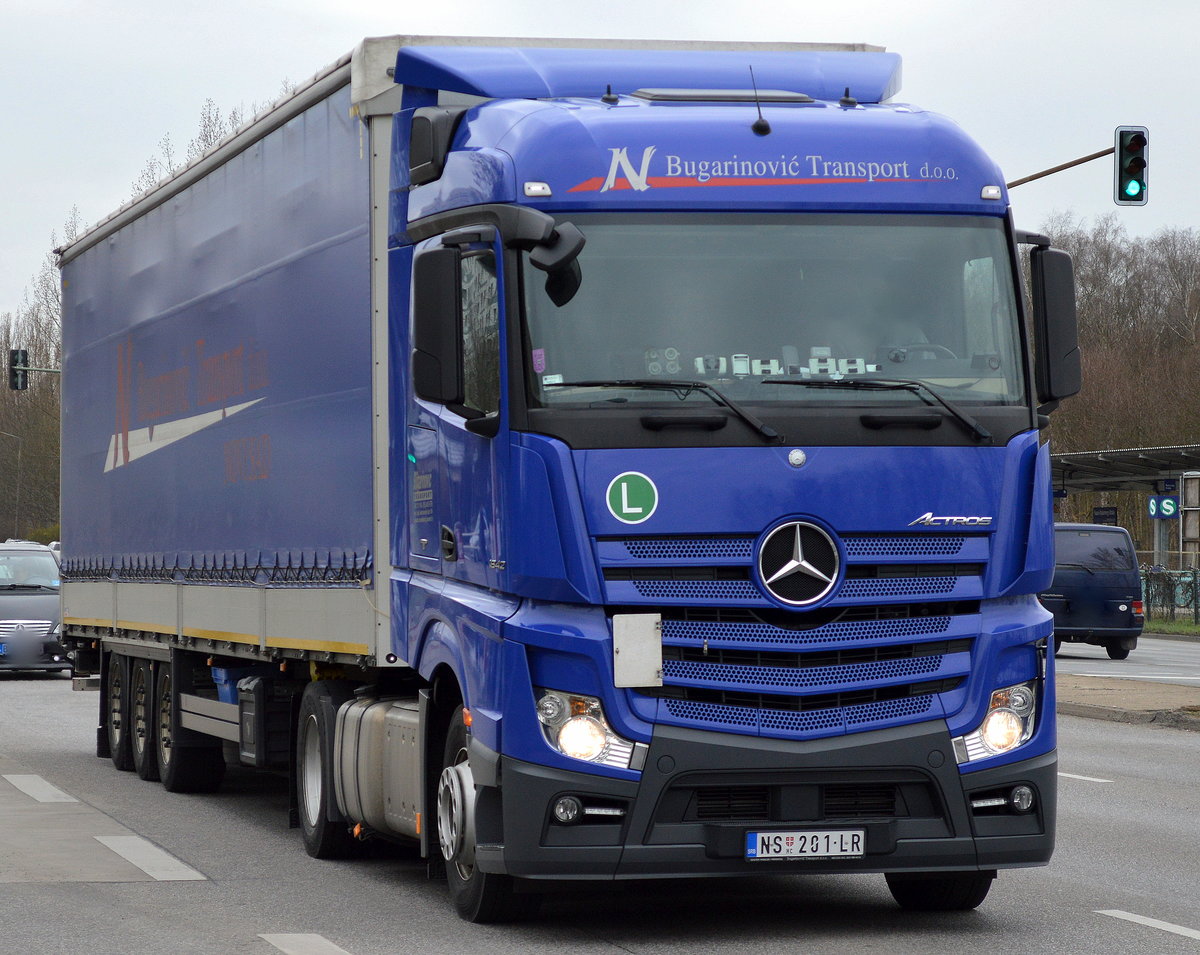 Der hat schon eine längere Strecke hinter sich, ein serbischer Sattelzug der Sped. N Bugarinovic Transport d.o.o. mit MB NEW ACTROS 1842 Zugmaschine mit Auflieger am 31.03.16 Berlin-Marzahn.