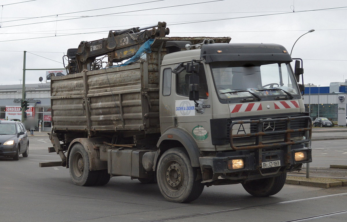 Der hat seine besten Jahre schon gehabt, ein alter MB 1838 hochwandiger Baukipper mit Heckgreifarm (Selbstlader) der Entsorgungsfirma ZACHER & ZACHER am 07.03.17 Berlin Marzahn.