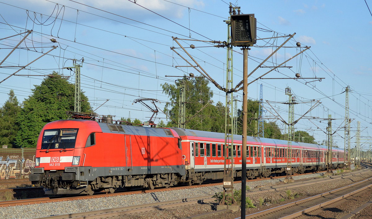 Der IRE aus Berlin fährt am frühen Abend mit 182 015-8 im Bhf. Hamburg-harburg ein , 19.06.17
