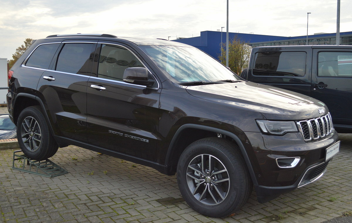 Der Jeep Grand Cherokee 2017 ist ein SUV der Oberen Mittelklasse, hier beim Vertragshändler in Berlin-Lichtenberg am 04.11.17