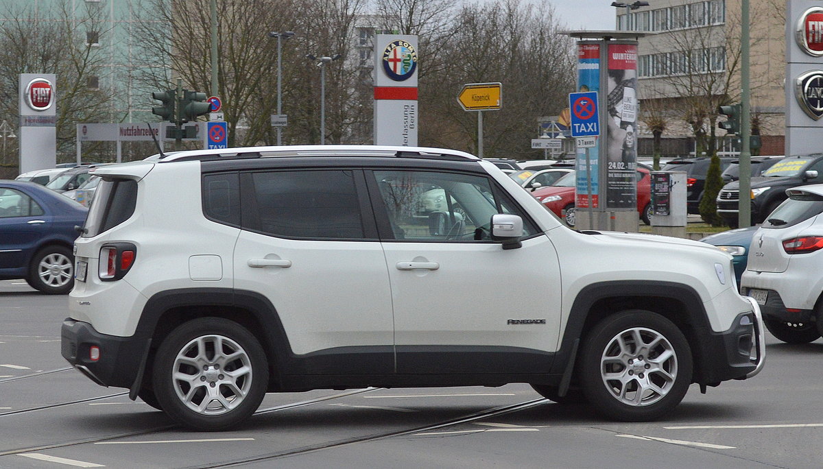 Der Jeep Renegade ist ein Fahrzeug der Mini-SUV-Klasse des Herstellers Jeep. Hier Seitenansicht am 07.03.17 Berlin-Marzahn.