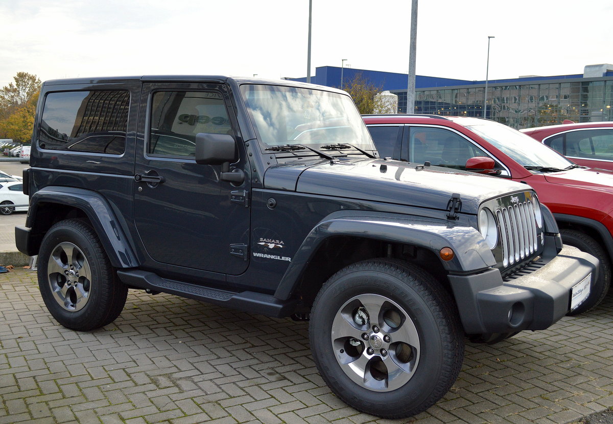 Der Jeep Wrangler ist ein Geländewagen des US-amerikanischen Herstellers Jeep innerhalb des Chrysler-Konzerns, hier die Sonderedition Jeep Wrangler Sahara beim Vertragshändler in Berlin-Lichtenberg, 04.11.17