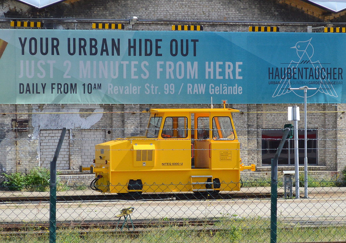 Der mit elektrischem Batterieantrieb versehene Rangierer NITEQ 6000-U ist schon seit geraunmer Zeit im Betriebswerk der Talgo (Deutschland) GmbH Berlin Warschauer Str. tätig, 04.07.17 