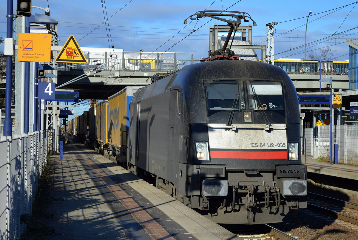 Der MRCE Taurus ES 64 U2-035 von TXL mit einem KLV-Zug am 28.11.16 Durchfahrt Bf. Berlin-Hohenschönhausen.
