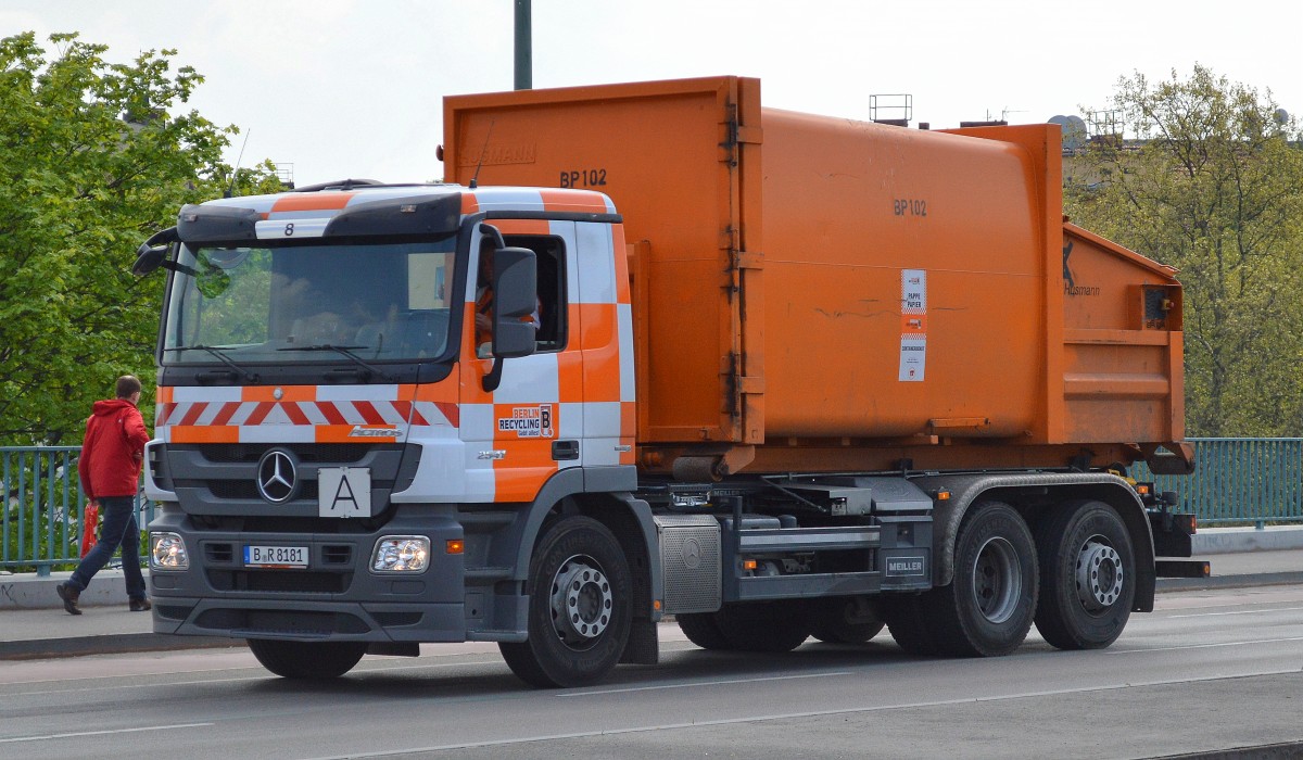 Der Müllentsorger BERLIN RECYCLING mit einem MB 2541 Abrollkipper mit Spezialabrollcontainer am 22.04.14 Berlin-Putlitzbrücke.