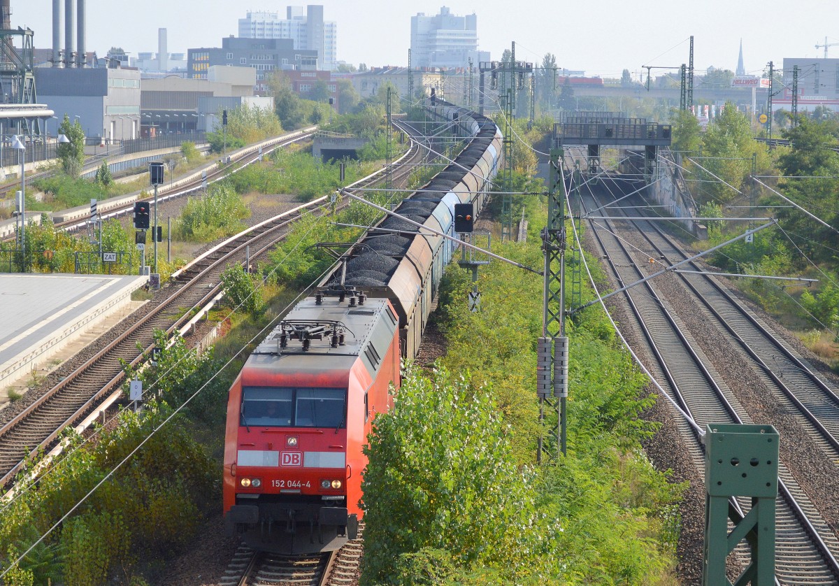 Der nahende Herbst/Winter 2014/15 führt wieder zu erhöhten Kohlelieferungen aus Polen um vorab die Halden der Berliner Heizkraftwerke gut zu füllen, hier 152 044-4 mit Ganzzug Schüttgutwagen Richtung Berlin-Spandau am 17.09.14 unterhalb der Berline Putlitzbrücke.