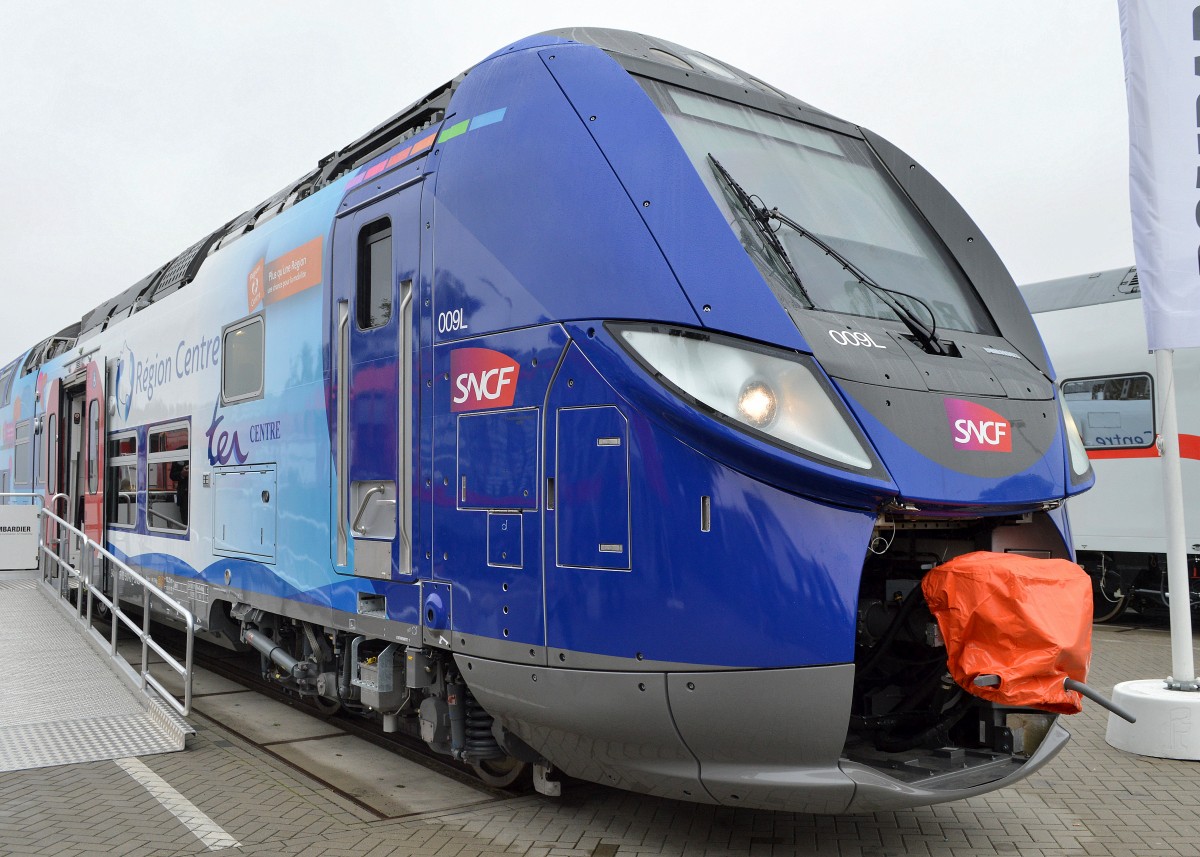 Der neue achtteilige elektrische Doppelstock-Triebzug Regio2N auch OMNEO genannt f�r die franz�sische SNCF (f�r die Region Centre) von Bombardier entwickelt macht doch um einiges mehr her als der vom selben Hersteller produzierte TWINDEXX Vario f�r die DB, innen wie au�en, 26.09.14 Inno Trans Berlin. 