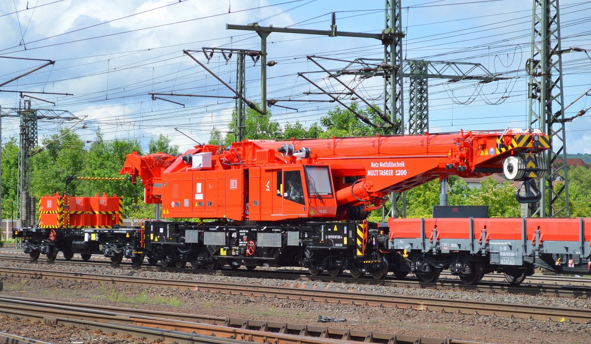 Der noch recht neue Notfallkran der DB Netz Notfalltechnik, ein KIROW KRC 1200 als MULTI TASKER 1200 bezeichnet und der neuen BR 732 (732 001) zugeordnet mit der Nr. D-DB 99 80 9471 001-4 hat seine Standort auch am DB Werk Fulda am 23.05.14 am Haken von DB Netz 203 302-5 Durchfahrt in Bhf. Fulda.