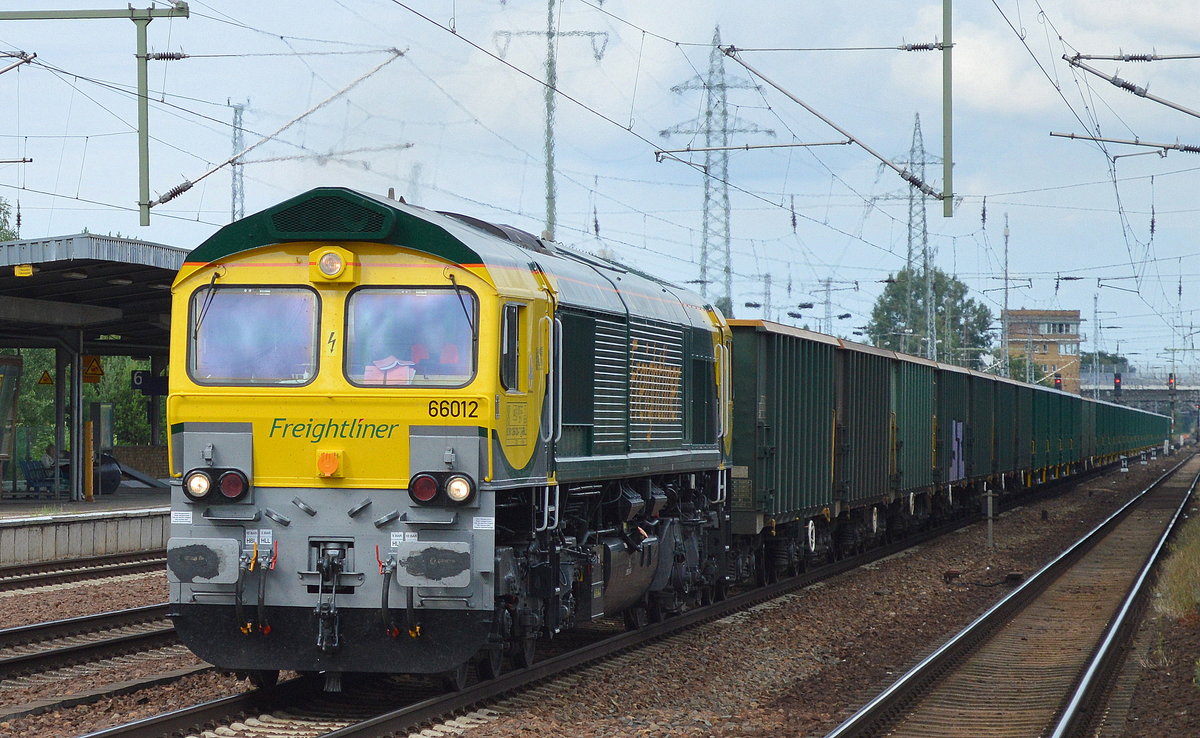 Der polnische Ableger Frightliner (FPL)der britischen Muttergesellschaft hat auch seit einigen Jahren eine deutsche Tochter, die Freightliner DE GmbH. Bisher sah man überall in Deutschland die typischen Class 66 mit den langen firmeneigenen offenen Güterwagen mit polnischer Registrierung, daher nahm ich heute mit Erstaunen erstmalig eine Lok mit deutscher Registrierung + offener Güterwagen mit deutscher Registrierung zur Kenntnis. Es ist die Frightliner 66012 (92 80 1266 039-7 D-BRLL) mit dem typisch langen Ganzzug am 13.07.16 Bf. Flughafen Berlin-Schönefeld.