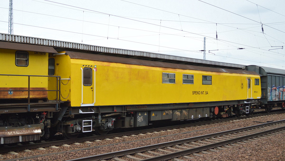 Der Schienenschleifzug SPENO RPS 32-1 am 04.08.16 am Haken von 152 054-3 bei der Durchfahrt Bf. Flughafen Berlin-Schönefeld. 
