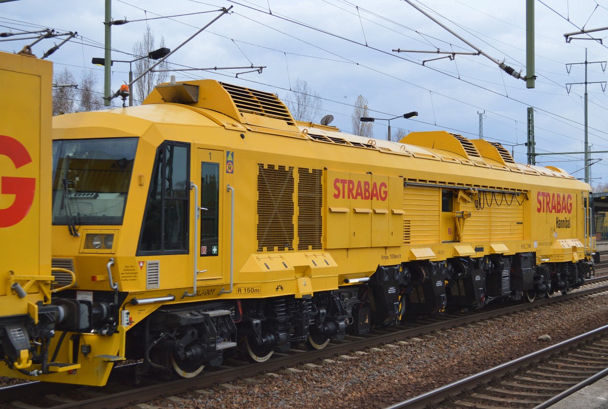Der Schienfräszug vom Hersteller Linsinger Typ SF03 W-FFS (Bj.2010) der FA. STRABAG  Hannibal  99 80 9427 003-5 D-BRS (BMTI Rail Service GmbH eine Tochterges. von STRABAG) mit Beiwagen am 09.11.15 Durchfahrt Bhf. Flughafen Berlin-Schönefeld.