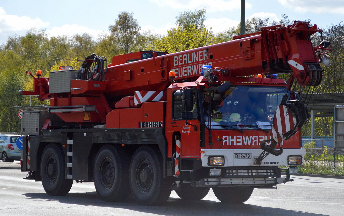 Der schon �ltere Feuerwehrkran 30 (Reserve) Bj. 1998, ein LIEBHERR LTM 1040/1 der Berliner Feuerwehr am 20.04.16 Berlin-Marzahn.