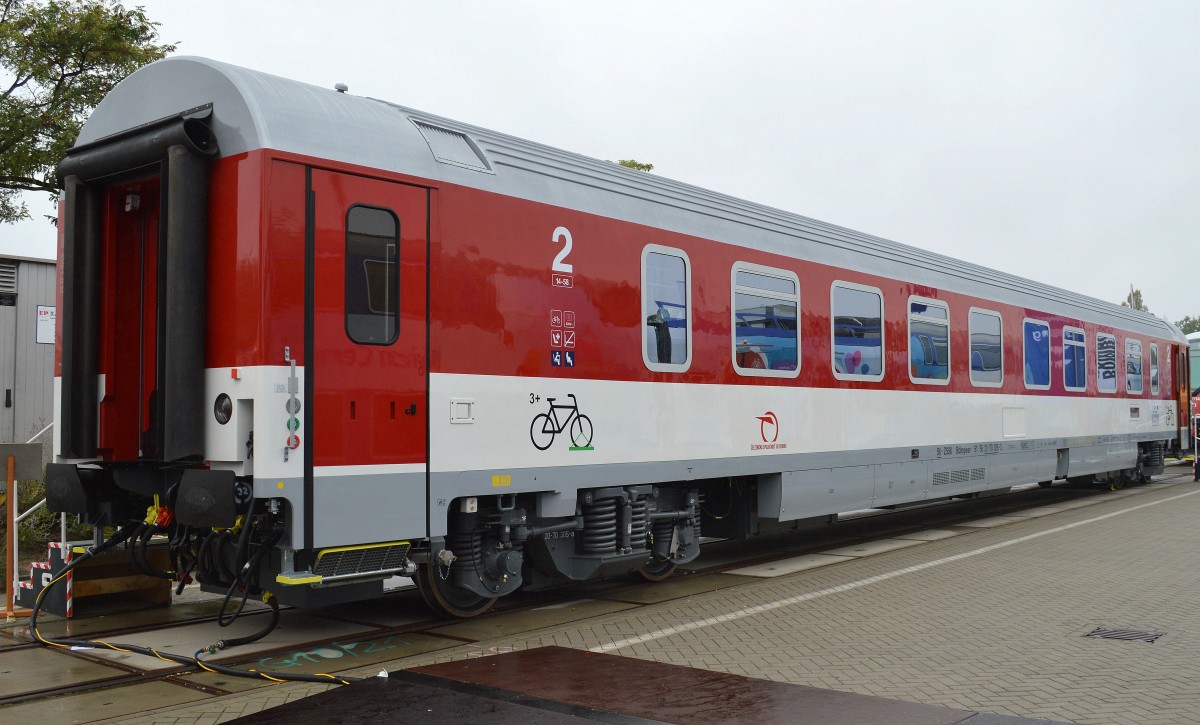 Der sehr bekannte slovakische Produzent von Bahnfahrzeugen die Fa. Zos Vrutky a.s. pr�sentiert wieder einen ihrer wundersch�nen Reisezugwagen, diesmal der vollklimatisierte 2. Klasse Reisewagen f�r die slovakische ZSSK mi der Nr. 61 56 20-70 305-3 Bdmpeer, erstaunlich welchen Komfort schon dieser 2. Klasse Wagen bietet und erb�rmlich was uns die DB in Deutschland f�r teures Fahrgeld im IC-Verkehr anbietet, 26.09.14 Inno trans Berlin.