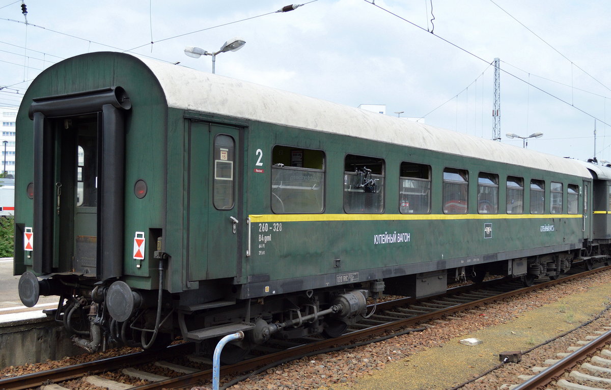 Der Speisewagen 260-328 B4gml der Dampflokfreunde Berlin, interessanterweise saßen zum Zeitpunkt des Bildes nur Damen in dem Waggon, ich dachte immer das viele Frauen sich für historische Eisenbahn nicht sonderlich interessieren, 31.05.16 Bf. Berlin-Lichtenberg.