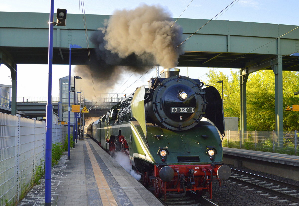 Der SVC - Sonderzugveranstaltung Chemnitz veranstaltete eine Sonderzugfahrt am 25.05.17 als Himmelfahrtsausflug unter dem Motto  von Blankenfelde zum Rasenden Roland , planmäßig war vor dem Sonderzug die Schnelldampflok 02 0201-0 (18 201)INR 90 80 10-18 201-6 D-SVC vorgepannt und fuhr hier im Bild mit reichlich Dampf durch den Bf. Berlin-Hohenschönhausen Richtung Norden.