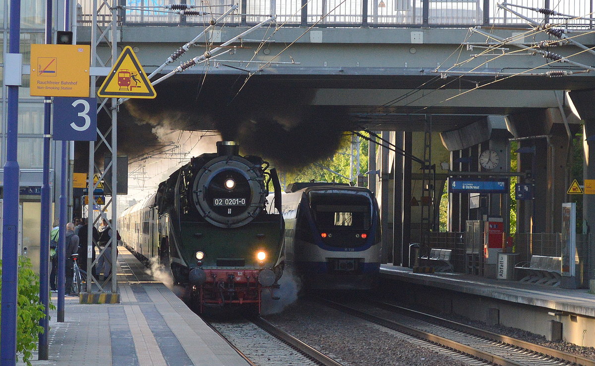 Der SVC - Sonderzugveranstaltung Chemnitz veranstaltete eine Sonderzugfahrt am 25.05.17 als Himmelfahrtsausflug unter dem Motto  von Blankenfelde zum Rasenden Roland , planmäßig war vor dem Sonderzug die Schnelldampflok 02 0201-0 (18 201)INR 90 80 10-18 201-6 D-SVC vorgepannt und fuhr hier im Bild mit reichlich Dampf durch den Bf. Berlin-Hohenschönhausen Richtung Norden.