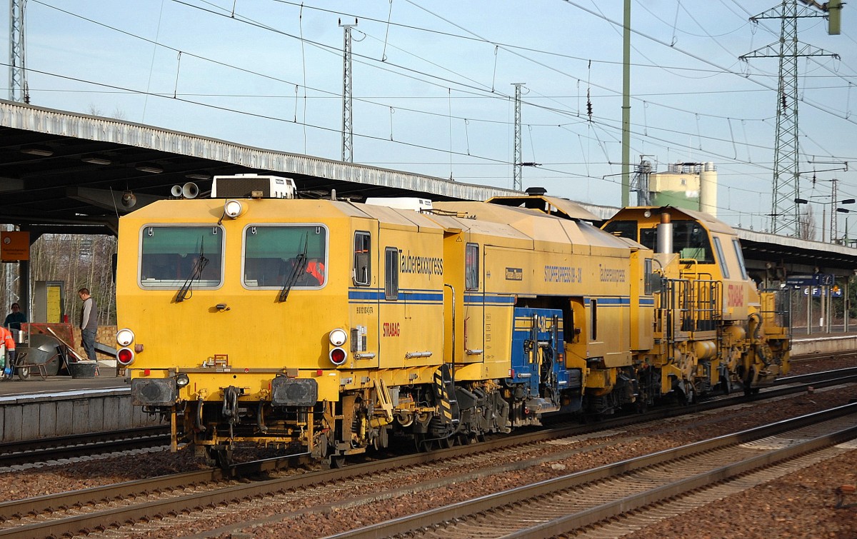 Der Tauberexxxpress von STRABAG, ein P&T STOPFEXPRESS 09-3X + einer Schotterplaniermaschine vom Typ R 24 von MATISA am 17.12.13 Durchfahrt Bhf. Flughafen Berlin-Schönefeld.
