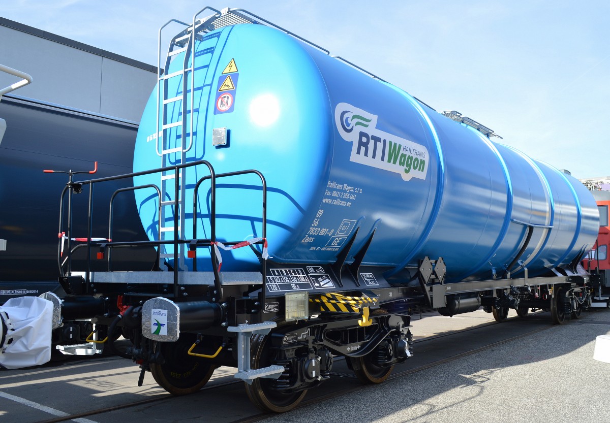 Der tschechische Hersteller Tatravagonka A.S. Poprad präsentiert den 88 Kubikmeter fassenden Kesselwagen mit der Nr. 09 56 7833 001-0 Zans DOM.ST.: UNS BRATISLAVA für die Railtrans Wagon s.r.o., 28.09.14 Inno Trans Berlin.