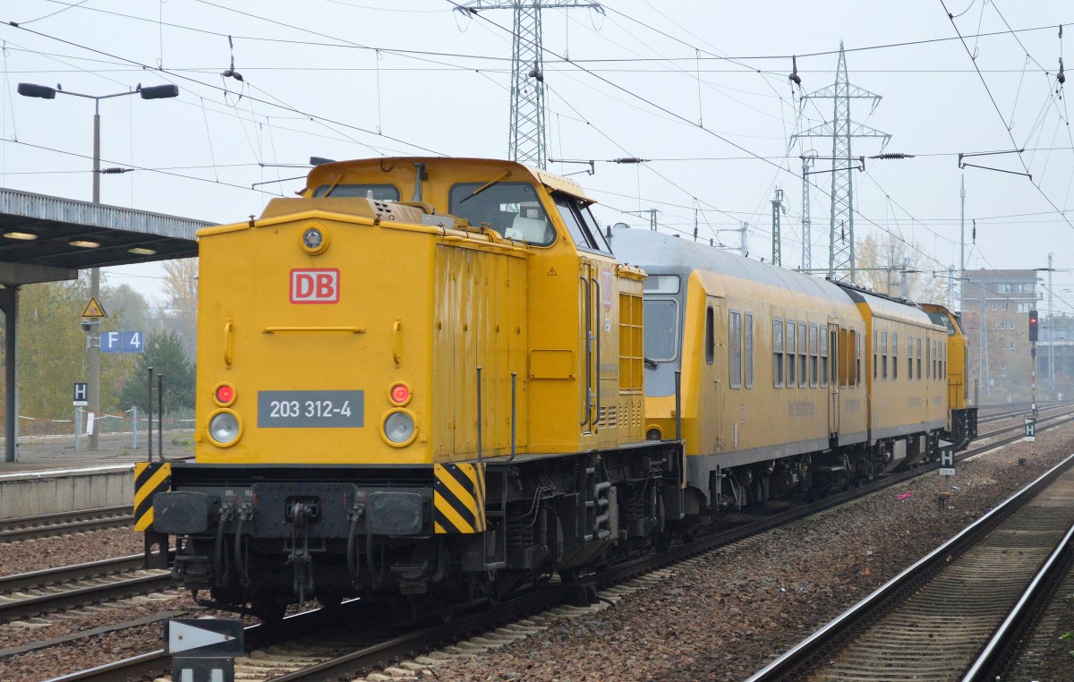 Der ungewönhnliche Gleismesszug (Fahrwegmessung) der DB Netz mit der am Ende des Zuges befindlichen Wendezuglok 203 312-4 gezogen von 203 308.2 am 30.10.15 Bhf. Flughafen Berlin-Schönefeld.