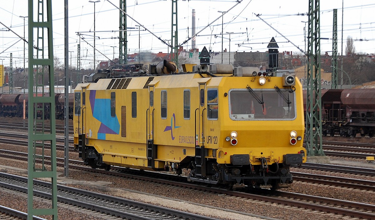 Der Universal-Fahrwegmesszug UFM 120 (Höchstgeschwindigkeit 120 km/h) wurde 1998 von P&T gebaut und ist für das niederländisch-deutsche Unternehmen EURAILSCOUT tätig und im Moment wohl zusammen mit der DB Systemtechnik im Berliner Raum, 06.02.14 Berlin Beusselstr.