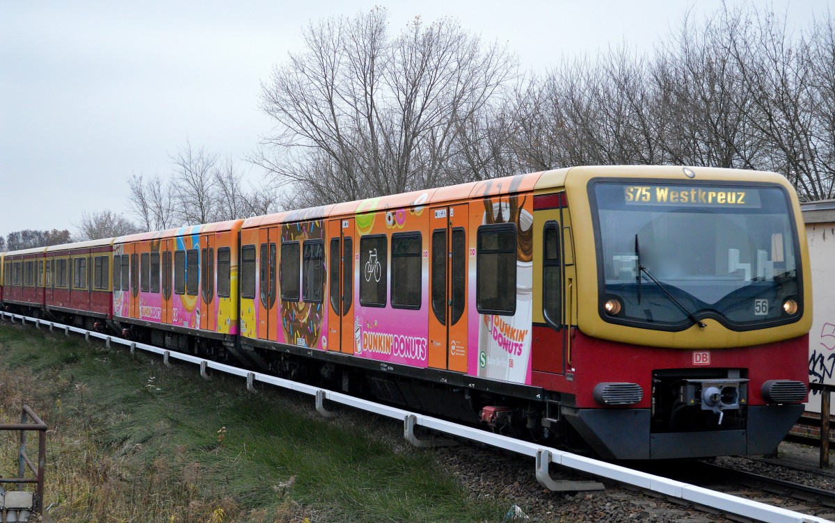 Der Viertelzug 481 470-3/482 470-2 der Berliner S-Bahn mit der Werbefolie für DUNKIN´DONUTS als S75 nach Berlin-Westkreuz am 07.12.15 Berlin-Hohenschönhausen.
