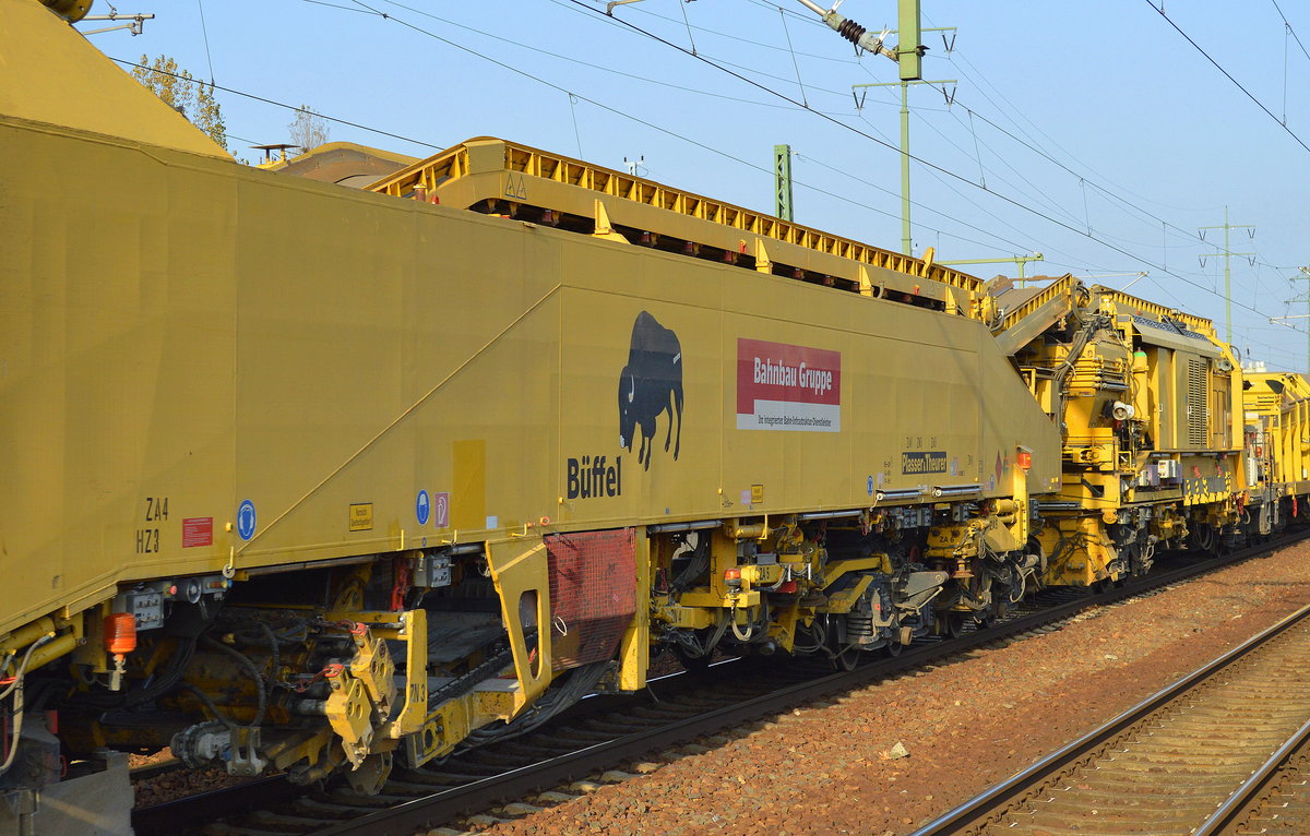 Detailaufnahmen der Plasser & Theurer Schnellumbaumaschine SUM 315  Büffel  (99 80 9211 005-0 D-DB) am 16.10.17 Bf. Flughafen Berlin-Schönefeld.