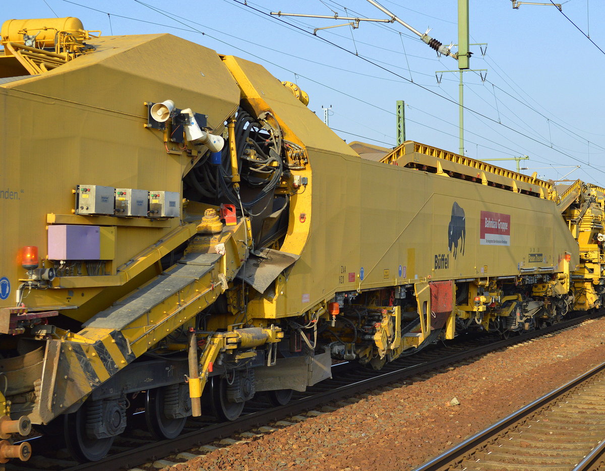 Detailaufnahmen der Plasser & Theurer Schnellumbaumaschine SUM 315  B�ffel  (99 80 9211 005-0 D-DB) am 16.10.17 Bf. Flughafen Berlin-Sch�nefeld.