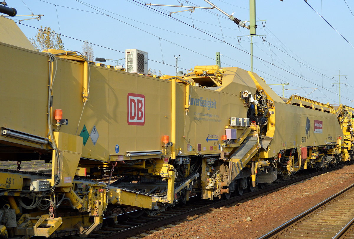 Detailaufnahmen der Plasser & Theurer Schnellumbaumaschine SUM 315  B�ffel  (99 80 9211 005-0 D-DB) am 16.10.17 Bf. Flughafen Berlin-Sch�nefeld.