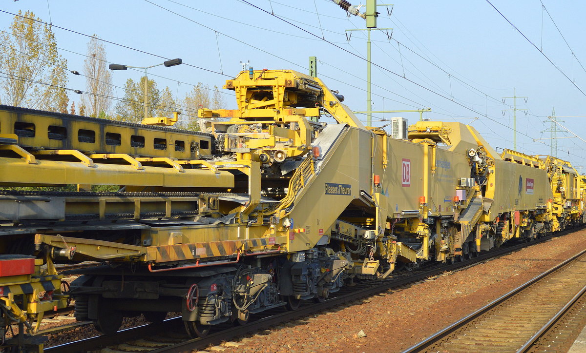 Detailaufnahmen der Plasser & Theurer Schnellumbaumaschine SUM 315  B�ffel  (99 80 9211 005-0 D-DB) am 16.10.17 Bf. Flughafen Berlin-Sch�nefeld.