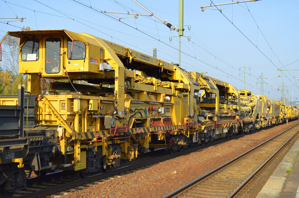 Detailaufnahmen der Plasser & Theurer Schnellumbaumaschine SUM 315  B�ffel  (99 80 9211 005-0 D-DB) am 16.10.17 Bf. Flughafen Berlin-Sch�nefeld.