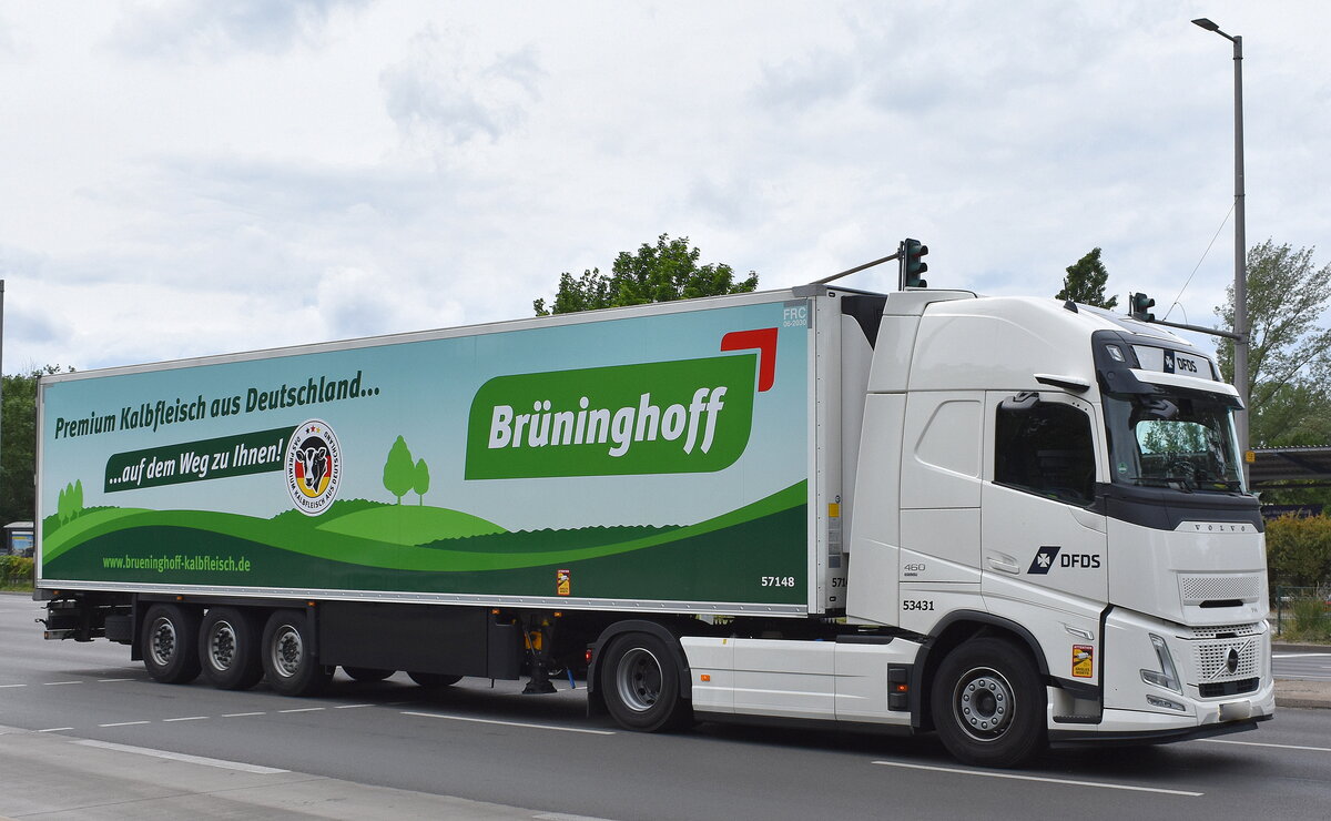 DFDS - Logistics (polnische Zugmaschine) mit einem Sattelzug mit VOLVO 460 I SAVE Zugmaschine mit Trailer der Firma Brüninghoff am 05.06.25 Berlin Marzahn.