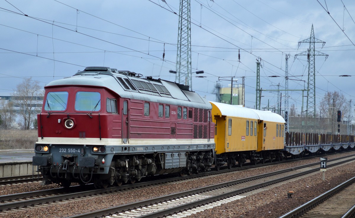 DGT/DB Bahnbau Gruppe 232 550-4 mit zwei Bahndienstwagen und einer ganzen Reihe ERR Drehgestell-Flachwagen vom Typ Smnps ohne Beladung bei der Durchfahrt Bhf. Flughafen Berlin-Schönefeld.