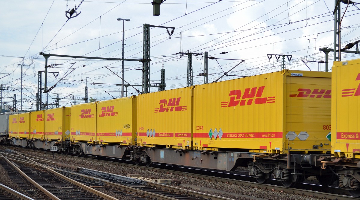 DHL als einer der Riesen in der Branche in Europa nutzt den Bahnverkehr natürlich schon seit ewigen Zeiten mit Containern und LKW-Aufliegern in großer Stückzahl, 24.05.14 Bhf. Fulda