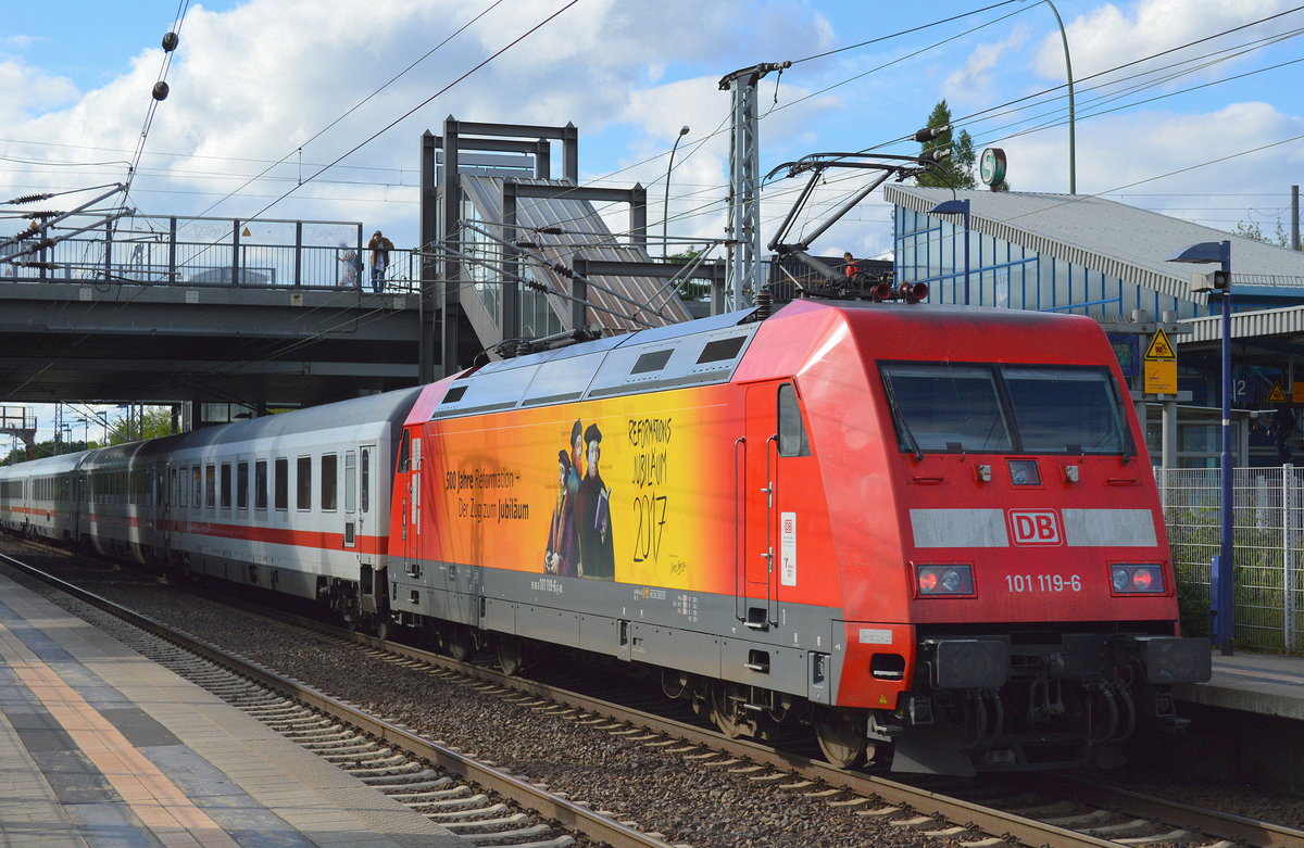 Die 101 119-6 mit dem Motiv:  500 Jahre Reformation - Reformationsjubiläum 2017  mit Martin Luther Bildnis als Schiebelok mit IC Richtung Ostseeküste am 05.07.17 Bf. Berlin-Hohenschönhausen.
