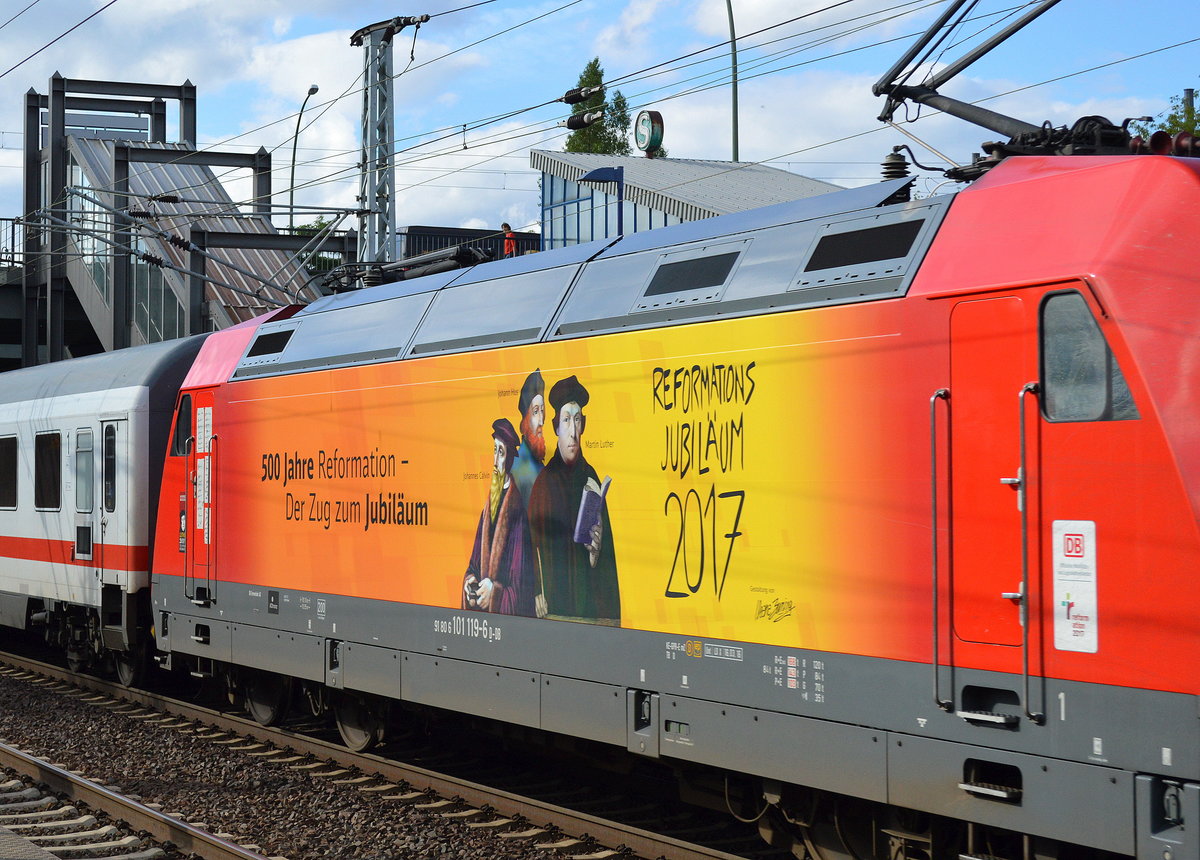 Die 101 119-6 mit dem Motiv:  500 Jahre Reformation - Reformationsjubiläum 2017  mit Martin Luther Bildnis als Schiebelok mit IC Richtung Ostseeküste am 05.07.17 Bf. Berlin-Hohenschönhausen.