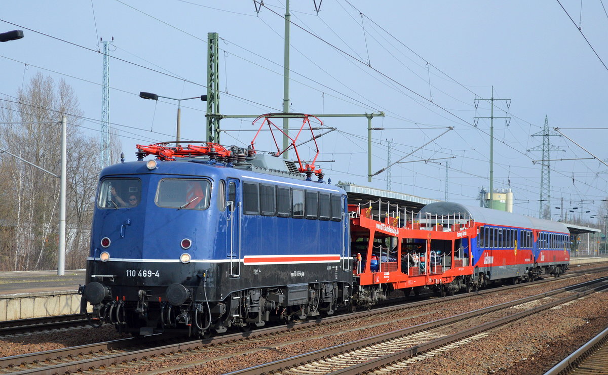 Die 110 469-4 für die Fa. Bahn Touristik Express mit einem PKW.Transportwagen für den neu ab 2017 im Angebot befindlichen AutoReiseZug Hamburg-Lörrach u. einem Restaurant- und einem Personenwagen ab Berlin-Lichtenberg bei der Durchfahrt im Bf. Flughafen Berlin-Schönefeld am 13.03.17. Auf dem PKW-Transportwagen bafanden sich zwei PKW u. Motorrad. Da die Lok drei Tage im Bf. Berlin-Lichtenberg abgestellt war weiß ich über diese Sonderfahrt heute nicht sehr viel, eher eine Art interne Wagenüberführung vielleicht? Nach dem Kommentar ist nun alles klar, die drei Wagen waren also zum Werbezweck und zur Repräsentation auf der Internationalen Tourismusbörse in Berlin für den neu angebotenen AutoReiseZug. Auf jeden Fall viele Grüße zurück an den freundlich hupenden u. winkenden Tf.