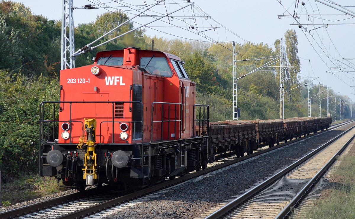 Die von Alstom angemietete 203 120-1  WFL Lok 26  (92 80 1203 120-1 D-ALS, LEW Bj.1974) mit einigen Güterwagen mit alten Holzgleisbohlen beladen Richtung Industrieübergabegebiet Berlin Nordost, 06.10.14 Berlin-Hohenschönhausen.